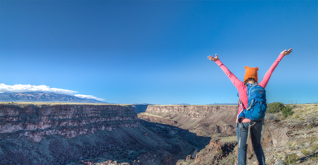 Hiking along the edge of the RÃƒÆ’Ã‚Â­o Grande Gorge.