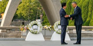 پرزیدنت اوباما و شینزو آبه، نخست وزیر ژاپن در حال دست دادن در برابر بنای یادمان صلح هیروشیما. ( عکس از آسوشیتدپرس)