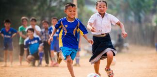 Duas crianças jogando futebol (Cortesia: Espírito do Futebol)