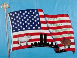 Bandeira americana estampa vacas presenteadas pelo povo maasai para os EUA após o 11/9 (Coleção 11/9 Museu Memorial, presente de Wilson Kimeli Naiyomah e do povo maasai do Quênia, fotografia de Matt Flynn)