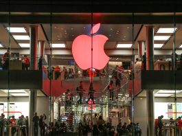 Manzana en rojo en un escaparate de una tienda (© AP Images)