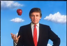 دونالد ترامپ در حالی که سیبی را بالا می اندازد. (عکس از مایکل اوبراین/نگارخانه ملی، مجموعه اسمیتسونیان)
