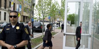 Loretta Lynch entrando a un edificio con escolta oficial (© AP Images)