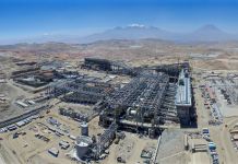 Vista aérea de una enorme operación industrial en un territorio montañoso (© Cerro Verde/Lance Lundstrom)