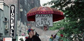 یک مرد و یک زن سالمند در رژه افتخار دگرباشان جنسی (عکس از آسوشیتدپرس)