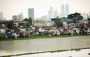 Shanties hug the water in Manila’s slums. / United Nations University in Bonn
