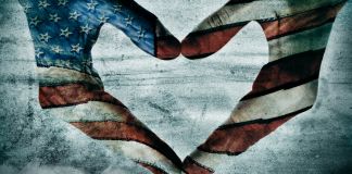 Obra de arte de mãos com as cores da bandeira americana no formato de um coração (Shutterstock)