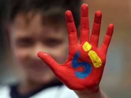 Niño con mano pintada (© AP Images)