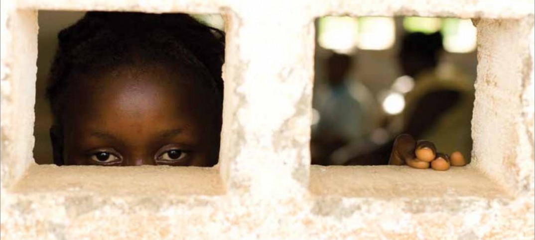 Девочка выглядывает из окна (© UNICEF/NYHQ2010-0670/Olivier Asselin)