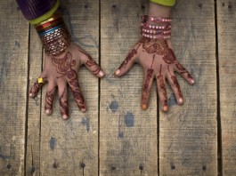 Mãos pintadas de henna (© AP Images)