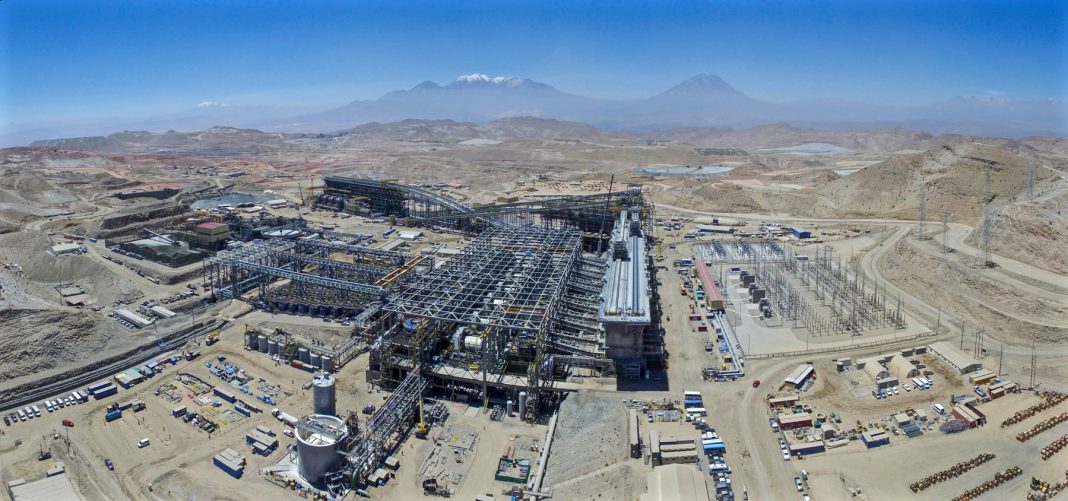 Vista aérea de una enorme operación industrial en un territorio montañoso (© Cerro Verde/Lance Lundstrom)