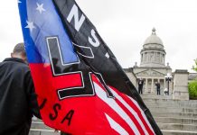 Miembros del Ku Klux Klan y neonazis tienen derecho a reunirse en la escalinata del capitolio de Kentucky. (© AP Images)