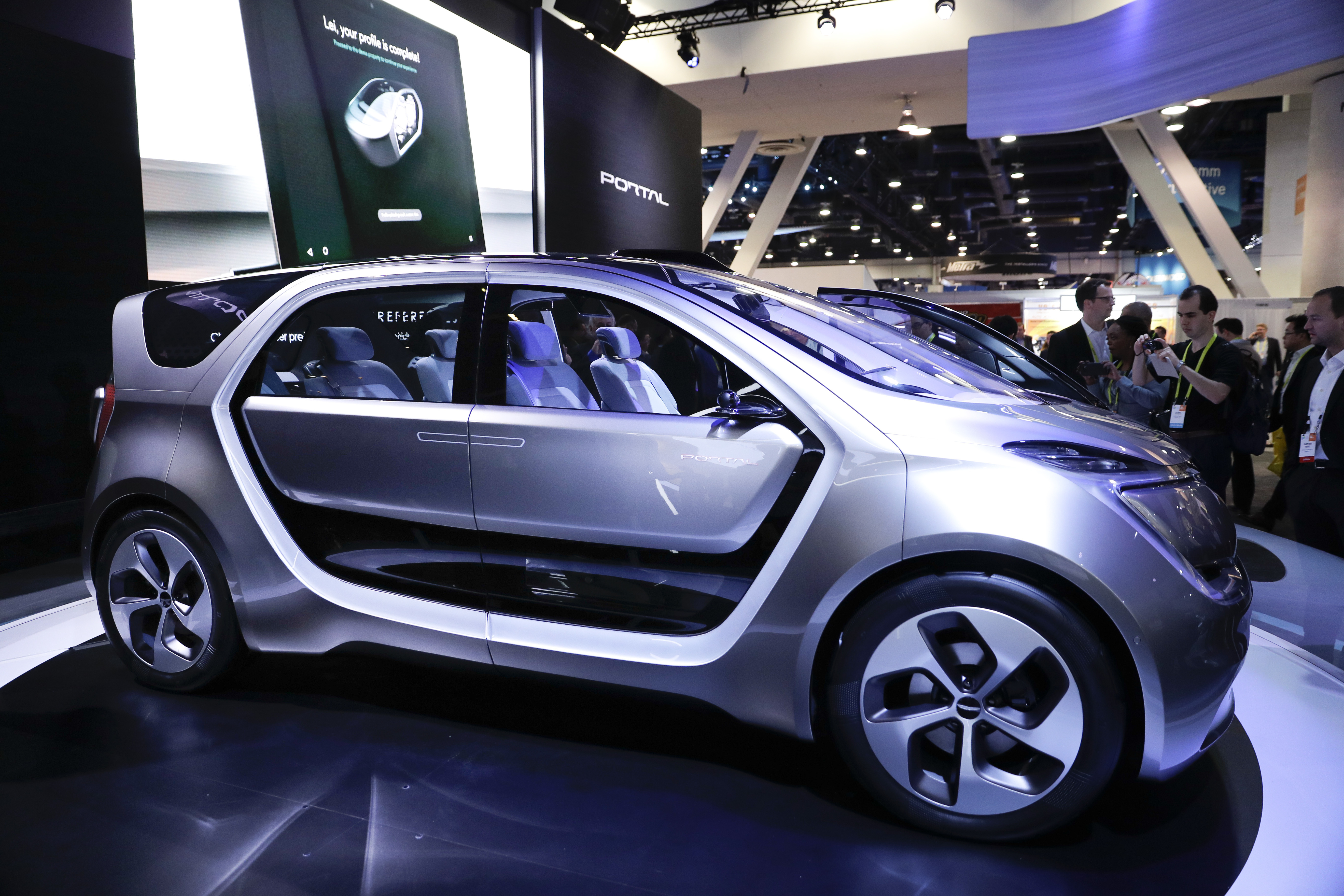 Carro futurista em exibição (© AP Images)