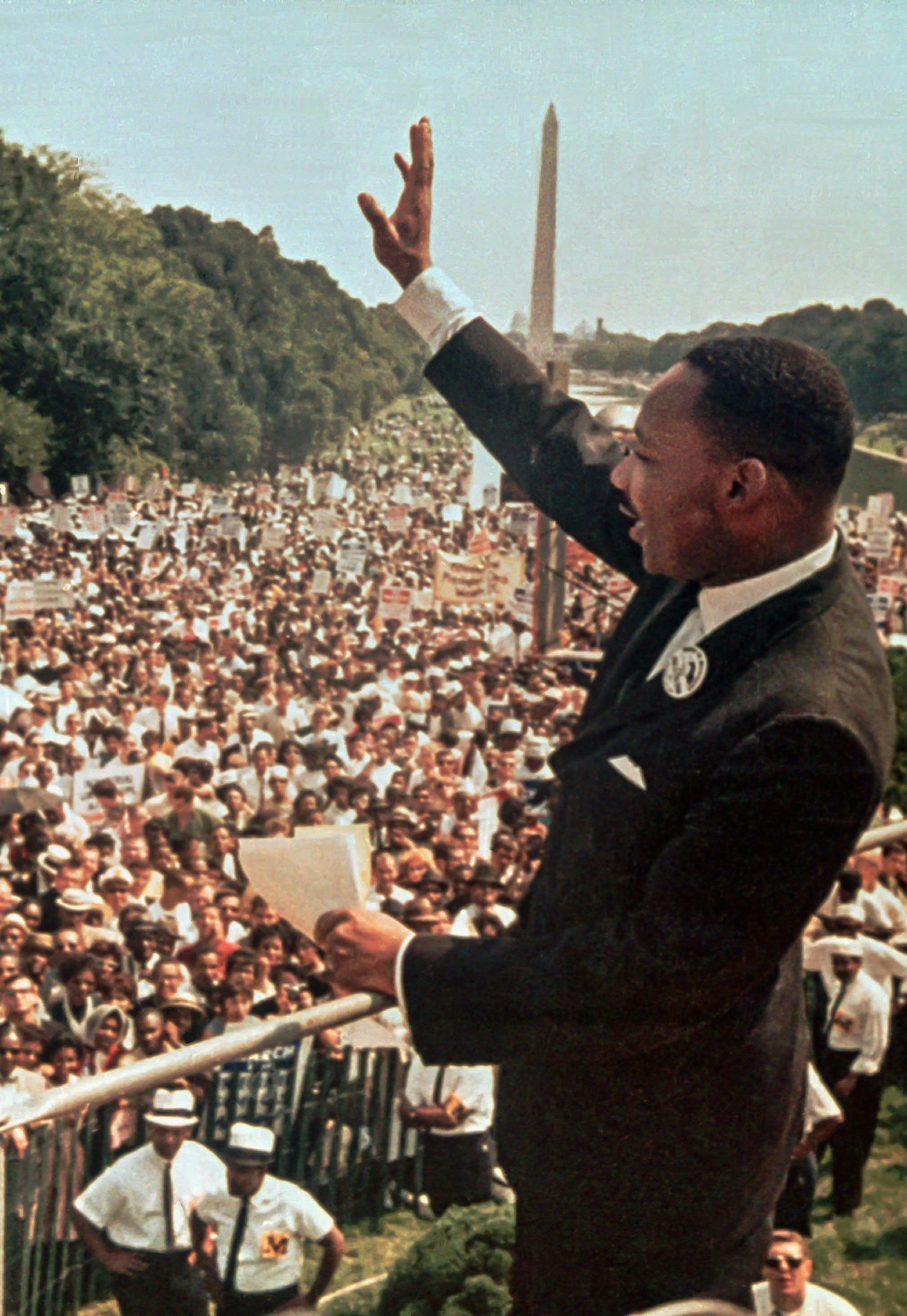 A man waving to a large crowd (© AP Images)