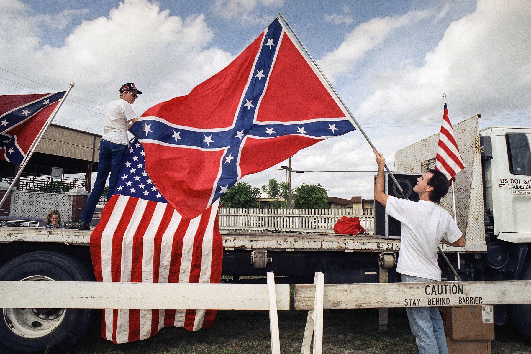Pessoas montam palco e arrumam bandeiras (© AP Images/Kathy Willens)