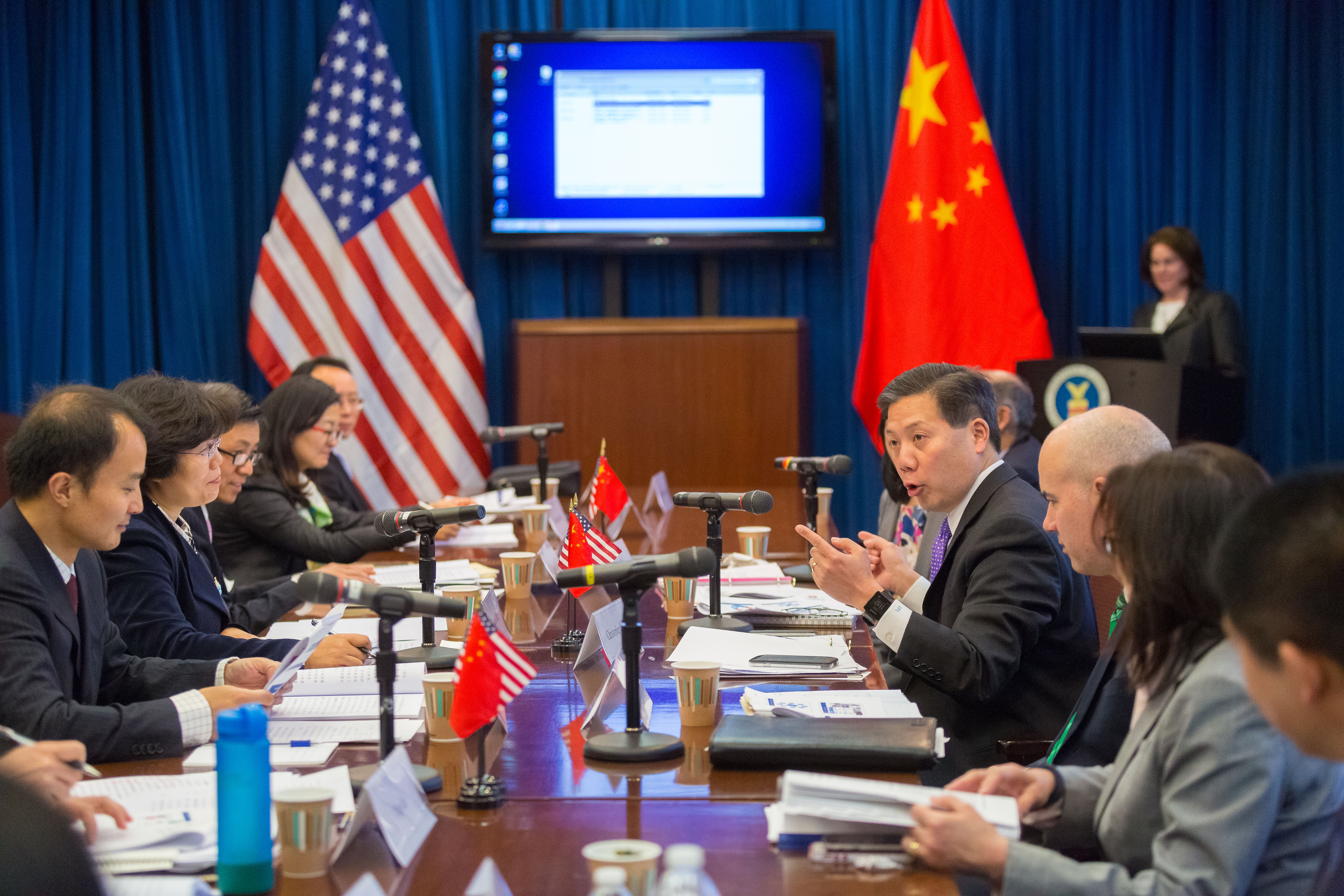 Deputy Secretary Lu (fourth from the right) welcomes Vice Minister of Labor Zhang Yizhen (second from left) of China at the 2016 U.S.-China Labor Dialogue held in Washington.