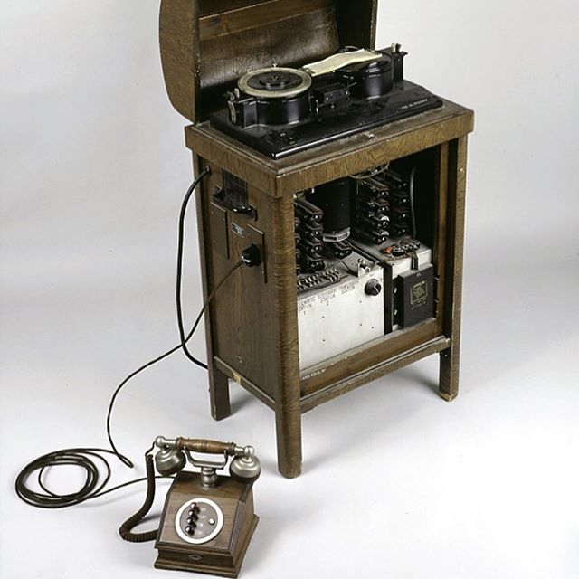 #TBT Answering machines have largely been displaced by #digital messages but were common until quite recently. The earliest answering machines relied on magnetic recording, and their development can be traced back to design work by Oberlin Smith of the United States in 1878. After seeing a demonstration of the Thomas Edison #phonograph, Smith thought about how to record sound using a magnetic medium. #FCCGov #Telecom #History (Photo credit: @Smithsonian, from Ruth W. Begun, in memory of Semi J. Begun)
