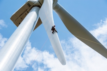 Wind turbines are soaring to record sizes. The average rotor diameter of turbines installed in 2015 grew to 102 meters, up 113 percent since 1998â€“1999. | National Renewable Energy Laboratory photo. 
