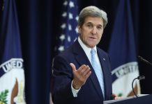john Kerry speaking at lectern (© AP Images)