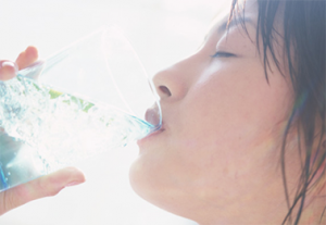 水素水を飲む女性