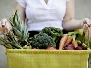 Many NIFA-funded programs make it easier for low income families to access fresh, nutritious foods and stretch their food-buying dollars. (iStock image)