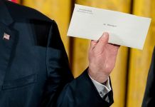 Hand holding up envelope addressed to 'Mr. President' (© AP Images)