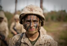 Maria Daume, le visage couvert de peinture de camouflage, portant un uniforme militaire (U.S. Marine Corps/Staff Sergeant Greg Thomas)