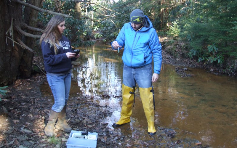 OSMRE/VISTA Alexa Kramer at the Schuylkill Headwaters Association explains how to perform a pH test to members of the Fairmount Water Works Tour.