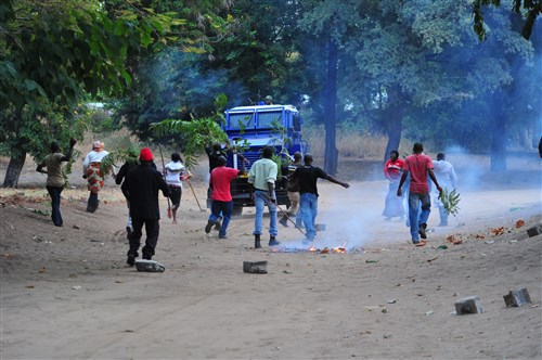 Soldiers from the Malawi Defense Forces role-play civilians rioting during simulated crisis conducted by U.S. Special Operations Forces and MDF Paratroopers outside the Fish Eagle Inn, in Salima, Malawi, on May 6. The purpose of the simulated riot was to test the capabilities of the Malawi police services in responding to crises and containing the area while the MDF conduct military operations. (U.S. Air Force photo by Master Sgt. Larry W. Carpenter Jr.)