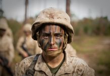 Maria Daume usa maquiagem de camuflagem e uniforme militar (Corpo de Fuzileiros Navais dos EUA/segundo-sargento Greg Thomas)