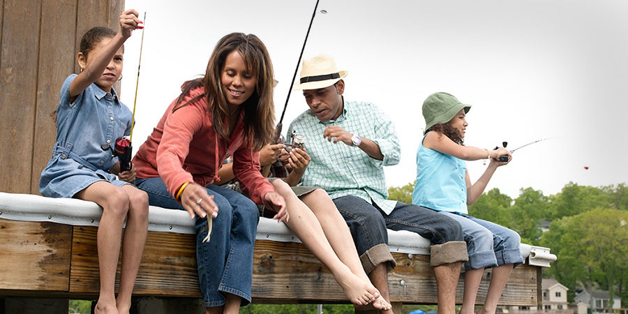 Familia pescando en un rio.