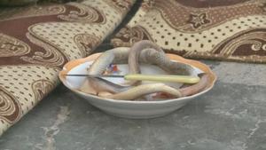 Mujer dice que combate el cáncer comiendo serpientes