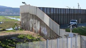 Senadores presentan medida para frenar el muro