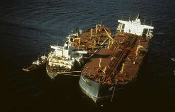 Response crews attempt to remove the remaining oil aboard the grounded tanker Exxon Valdez. (Exxon Valdez Oil Spill Trustee Council)