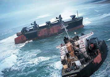The M/V New Carissa grounded, then broke apart off of the coast of Oregon in 1999. (NOAA)