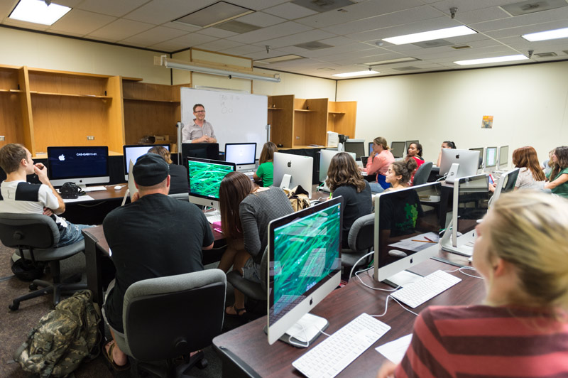 Image of Photojournalism Classroom SYMR 223