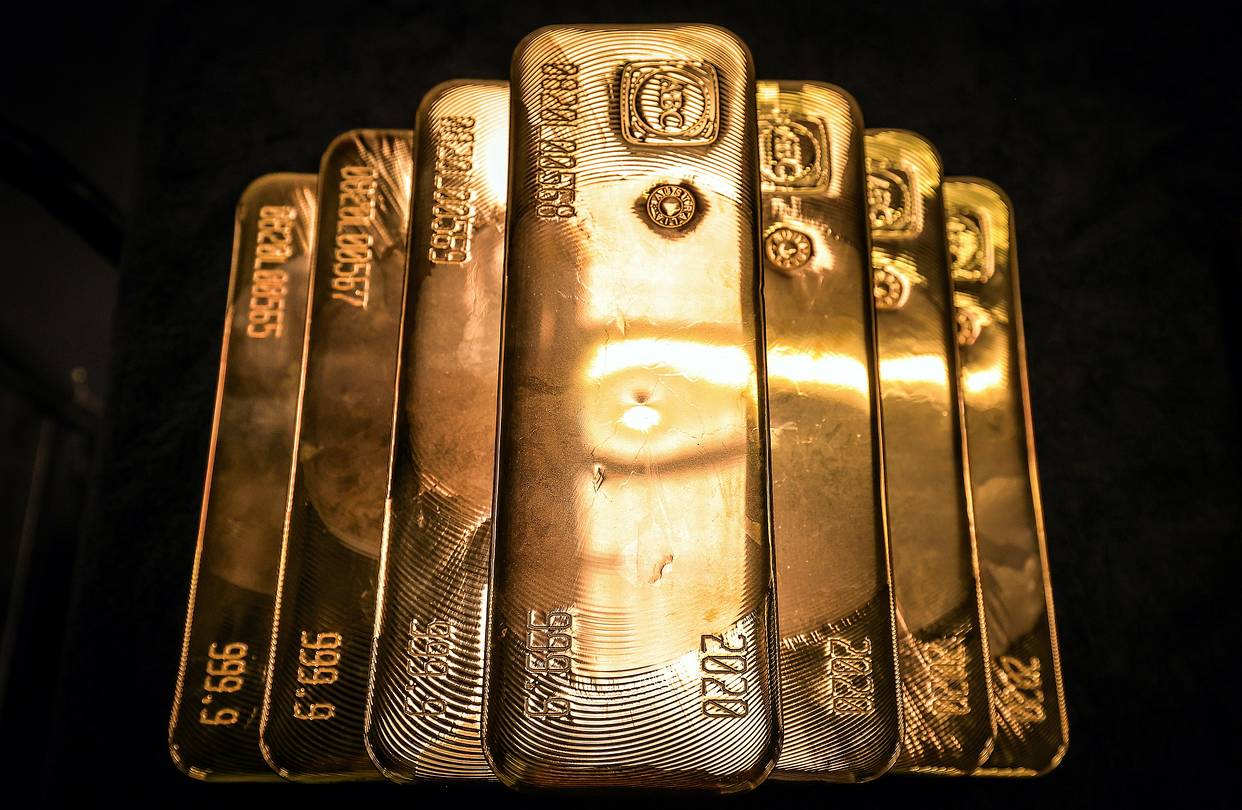 Mark Mobius: Wait for a correction to pile into gold  