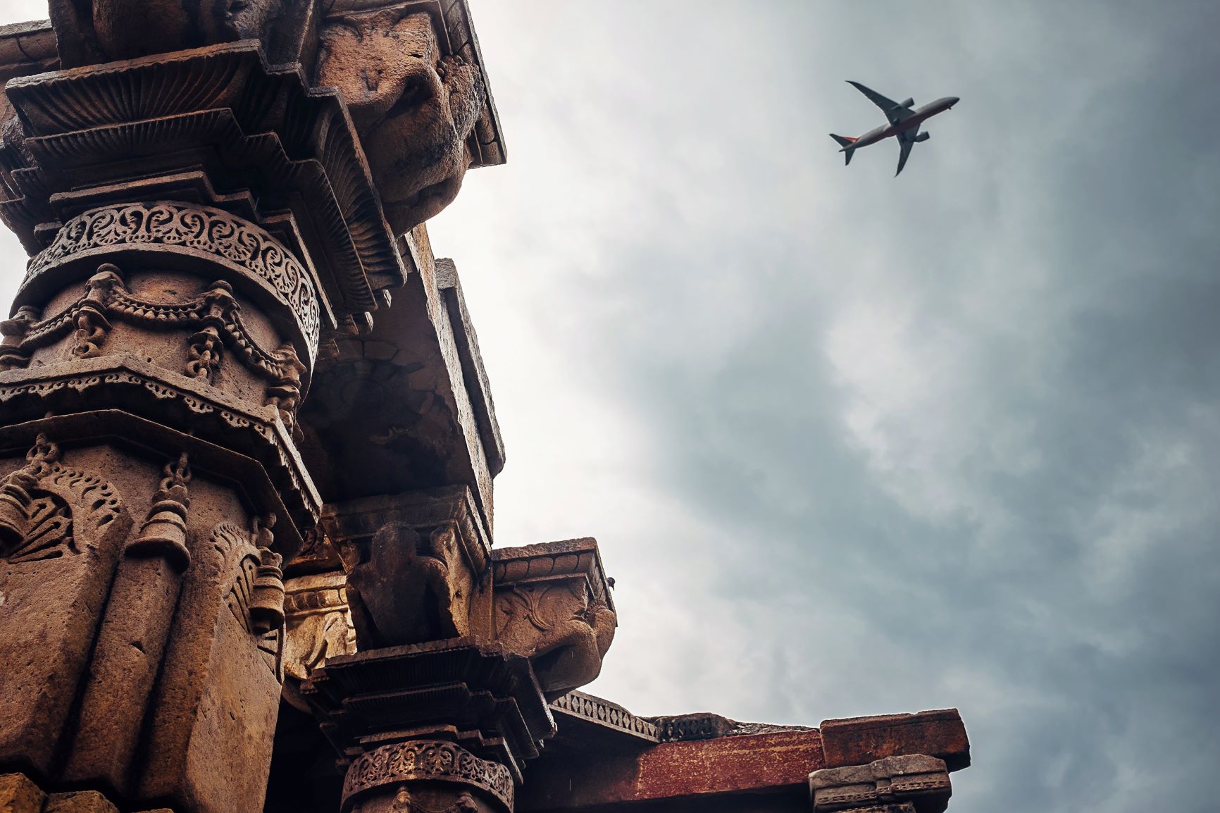 Image of Qutb Minar with airplane