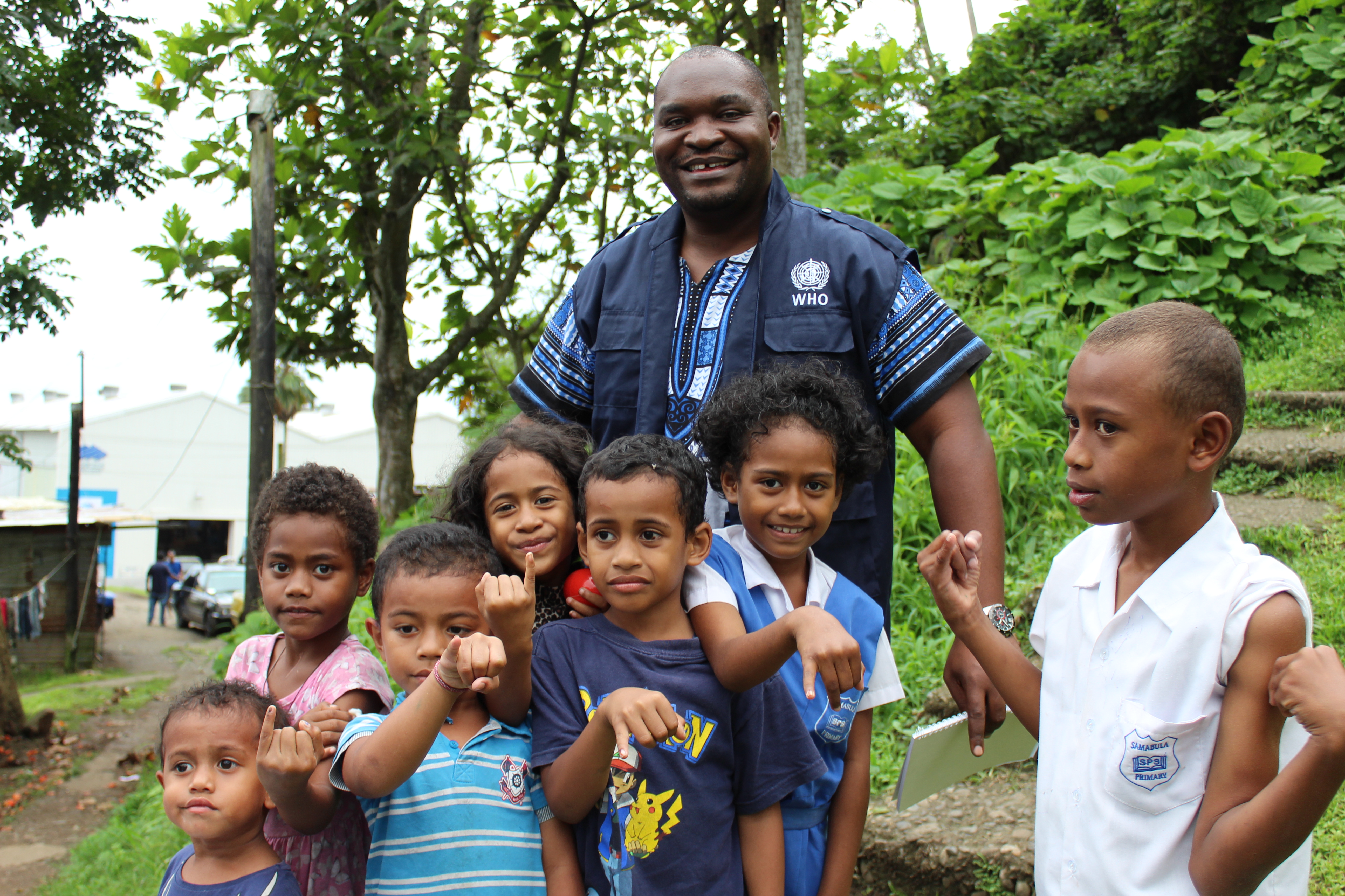 STOP participant in Fiji with children during a vaccination campaign 