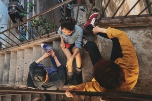 Tres adolescentes reunidos al aire libre