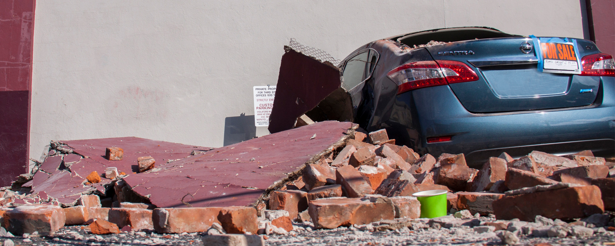 Un auto dañado por un terremoto