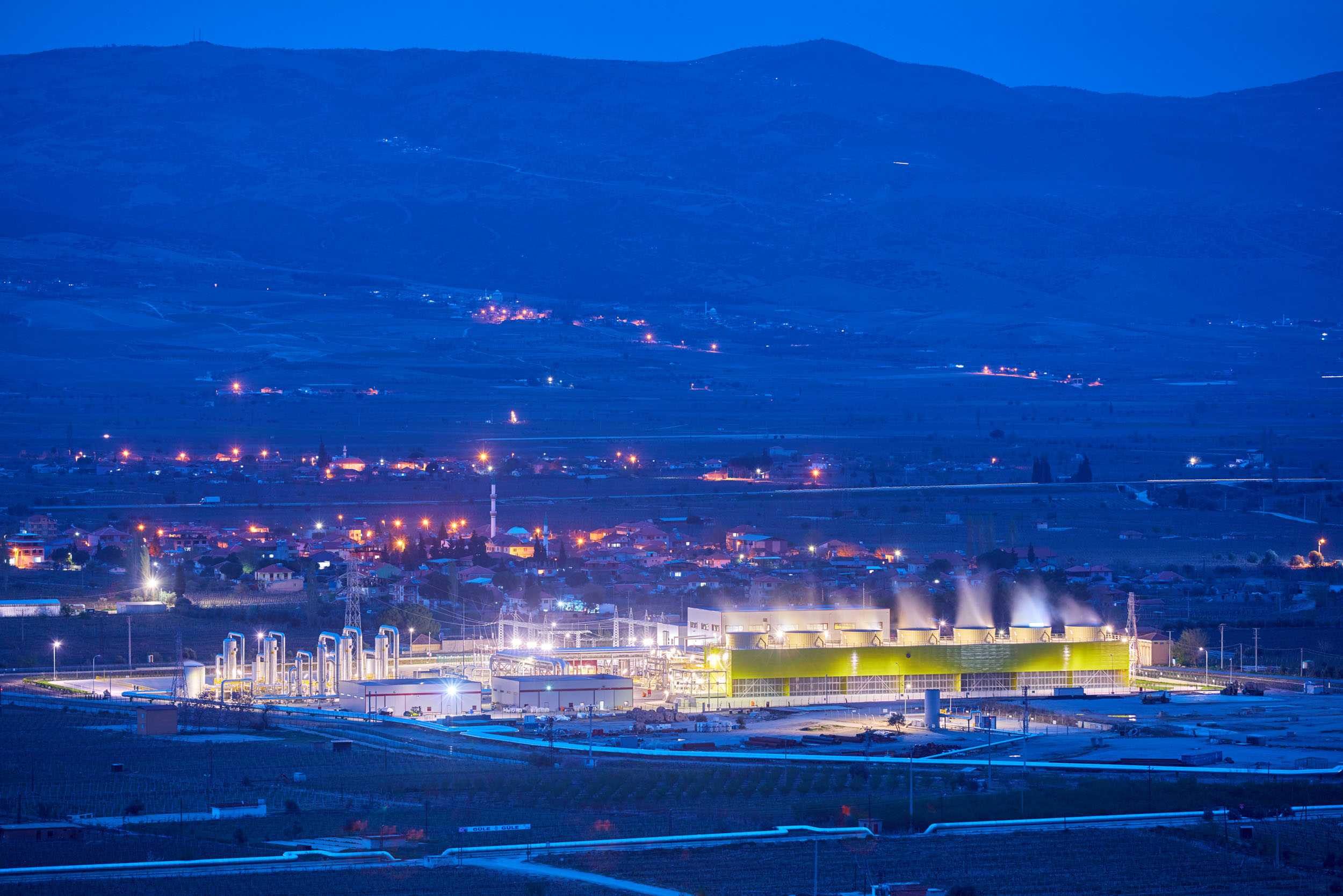 Nighttime photo of the Alaşehir geothermal power plant in Turkey