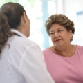 Una mujer mayor hispana que está hablando con un médico.