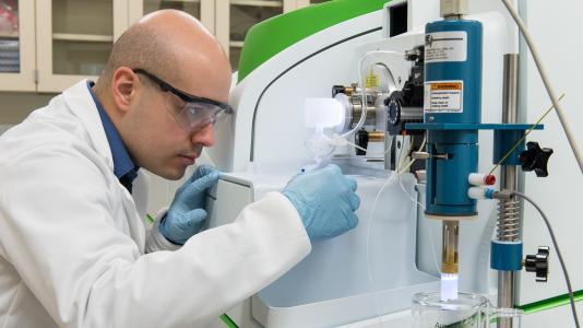 Pietro Lopez operates the setup used to perform the in situ dissolution measurements of trace levels of iron interacting dynamically with the electrode surface. (Image by Mark Lopez, Argonne National Laboratory.)