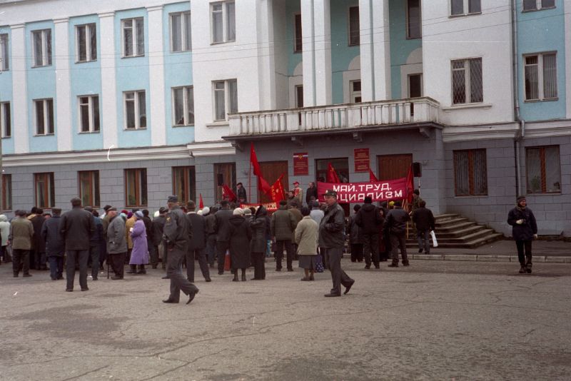 May Day celebration in a provincial Russian town. (Photo by Flickr user Dmitry Adamskiy, May 2, 2007.) Used under Creative Commons License 2.0, https://creativecommons.org/licenses/by-nc-sa/2.0/. 