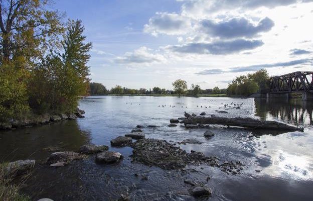 Rampe en arche de pierre dans la rivière Raisin qui fournit une passe à poisons à travers le SP de al rivière Raisin et au-delà. Photo: Ville de Monroe.