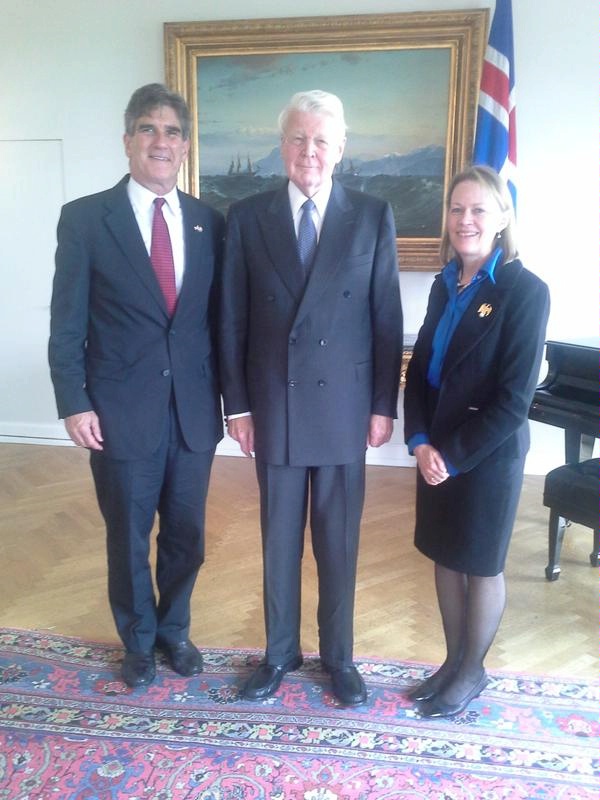 Ambassador Robert C. Barber and ENR PDAS Mary Burce Warlick meet with President of Iceland Ólafur Ragnar Grímsson to discuss renewable energy.