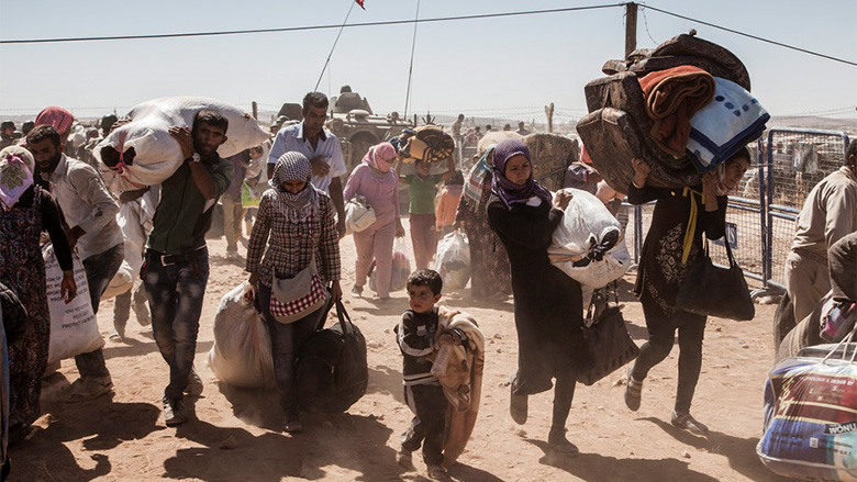 Syrian Kurdish refugees cross into Turkey from Syria, near the town of Kobani. © UNHCR / I. Prickett