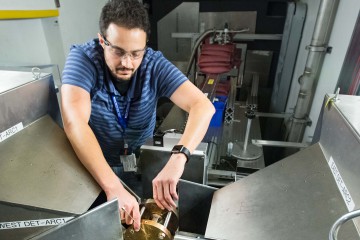 Adam Makhluf of the University of California, Los Angeles’s Department of Earth, Planetary, and Space Sciences is using neutrons to study the fundamental role carbon dioxide plays in Earth’s carbon cycle, especially in the composition of carbon reservoirs in the deep earth and the evolution of the carbon cycle over time. Image credit: Genevieve Martin/ORNL