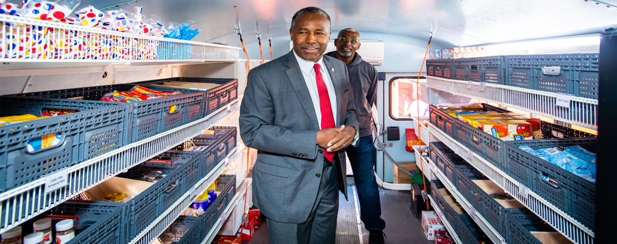 [Secretary Carson visits the EnVision Center in Bowling Green, KY]. HUD Photo